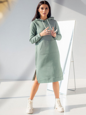 Ein Miniatur-Frauen-Outfit für die Arbeit