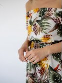 Платье в тропический принт с открытыми плечами 3233