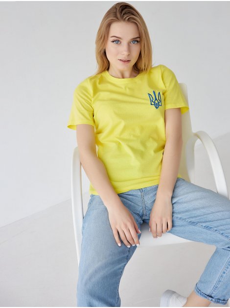 Жіноча футболка з вишитим гербом України 3469
