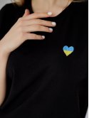 Женская футболка с вышитым сине-желтым сердечком 3462