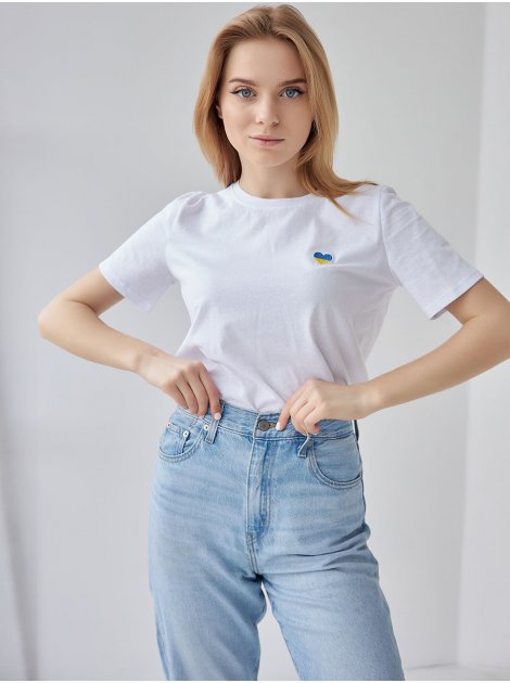 Жіноча футболка з вишитим синьо-жовтим сердечком 3462