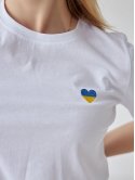Женская футболка с вышитым сине-желтым сердечком 3462